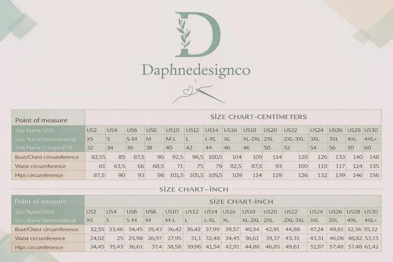 Op de afbeelding: Een maattabel voor Daphnedesignco met een groot letter D-logo en een naald-en-draad-pictogram. De tabel toont afmetingen in centimeters en inches voor Amerikaanse maten 2 tot 30, inclusief borst-, taille- en heupomtrek.