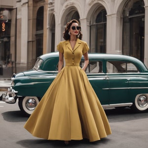 Puede incluir: Una mujer con un vestido amarillo de estilo vintage con cinturón y mangas cortas se encuentra frente a un coche clásico verde. Lleva gafas de sol y su cabello está peinado con un estilo retro.