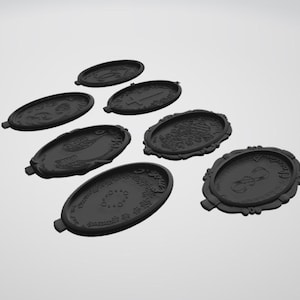 Puede incluir: Siete posavasos negros con diseños intrincados, que incluyen un árbol, una cruz, un pájaro, una flor y un patrón geométrico.