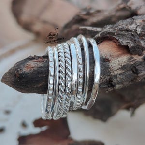 Set di 8 anelli in argento sterling - Anelli martellati impilabili - Anelli con set di orditura - Anelli sottili e spessi - Anelli intrecciati delicati - Set di anelli importanti