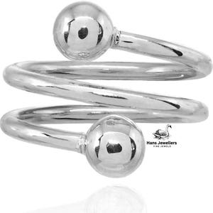 Puede incluir: Un anillo de espiral plateado con dos bolas redondas en los extremos. El anillo está hecho de metal pulido y tiene un acabado liso y brillante.
