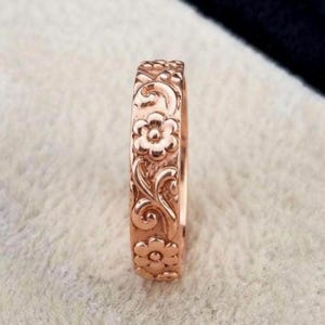 Ręcznie robiony, delikatny pierścionek z grawerowanym motywem kwiatowym: minimalistyczna, czysta miedź, biżuteria w stylu boho z kwiatowym wzorem