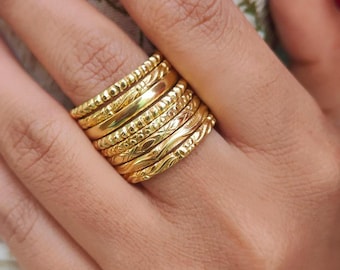 Anillos apilables texturizados rellenos de oro de 14 k hechos a mano.