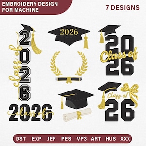 Peut inclure: Sept motifs de broderie pour machine, sur le thème de la remise de diplômes. Les motifs comprennent "Class of 2026" avec des chapeaux de graduation, des glands et des couronnes de laurier. Les couleurs sont le noir, l'or et le blanc.