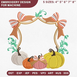 Könnte beinhalten: Maschinenstickmuster mit einem dekorativen Rahmen, zwei orange-weiß gestreiften Schleifen, grünen Ranken und vier Kürbissen in Weiß, Orange, Rosa und Gelb. Text: EMBROIDERY DESIGN FOR MACHINE, 5 SIZES: 4" 5" 6" 7" 8", DST EXP JEF PES VP3 ART HUS XXX.