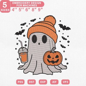 Op de afbeelding: Een borduurontwerp met een cartoongeest met een oranje muts en een pompoen en een drankje. Het ontwerp bevat vleermuizen en sterren. Tekst luidt "EMBROIDERY DESIGN FOR MACHINES" en "SIZES 4" 5" 6" 8" 9""
