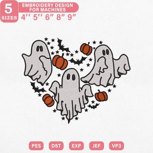 Puede incluir: Un diseño de bordado con tres fantasmas amigables, calabazas naranjas y murciélagos negros dispuestos en forma de corazón. El diseño está disponible en cinco tamaños: 10 cm, 13 cm, 15 cm, 20 cm y 23 cm. El texto "EMBROIDERY DESIGN FOR MACHINES" está en la parte superior.