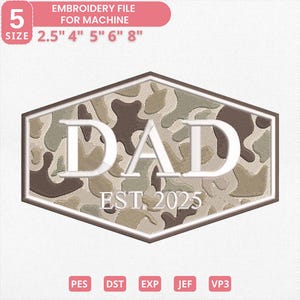 Op de afbeelding: Een borduurbestand voor machinaal gebruik. Het ontwerp toont het woord "DAD" in wit, met "EST. 2025" eronder, tegen een camouflagepatroon in een zeshoekige lijst. De bestandsgroottes zijn 2,5", 4", 5", 6" en 8".
