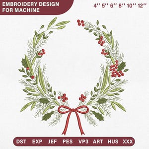 Peut inclure: Un motif de broderie pour machine représentant une couronne de feuilles vertes, d'aiguilles de pin et de baies rouges, nouée par un ruban rouge. Le texte indique EMBROIDERY DESIGN FOR MACHINE, 4" 5" 6" 8" 10" 12" et les formats DST, EXP, JEF, PES, VP3, ART, HUS, XXX.