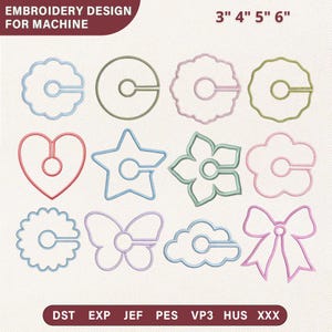 Puede incluir: Un diseño de bordado para máquina, con varias formas como flores, corazones, estrellas y lazos. Los diseños son en colores pastel y vienen en tamaños de 7.6cm, 10.2cm, 12.7cm y 15.2cm. Formatos de archivo: DST, EXP, JEF, PES, VP3, HUS, XXX.
