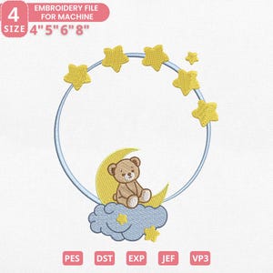 Può includere: Un disegno di file di ricamo con un orsacchiotto seduto su una luna crescente sopra una nuvola, circondato da stelle gialle e un cerchio blu. Il testo include "EMBROIDERY FILE FOR MACHINE" e le dimensioni 4", 5", 6" e 8".