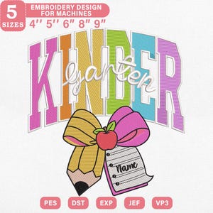 Könnte beinhalten: Ein Stickdesign für Maschinen mit dem Wort "Kindergarten" in einem farbenfrohen, gewölbten Design. Darunter sind ein Bleistift und eine rosa Schleife mit einem Apfel und ein Notizblock mit dem Wort "Name" abgebildet. Das Design ist in 5 Größen von 10 cm bis 23 cm erhältlich.