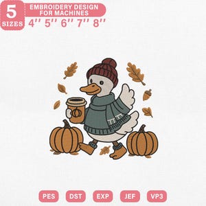 Può includere: Un disegno per ricamo con un'anatra dei cartoni animati con cappello, sciarpa e stivali, che tiene una tazza di caffè, con zucche e foglie. Disponibile in 5 misure: 10 cm, 13 cm, 15 cm, 18 cm e 20 cm. Testo: "EMBROIDERY DESIGN FOR MACHINES".
