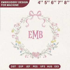 Könnte beinhalten: Ein Stickdesign für die Maschine, das einen floralen Kranz mit einer rosa Schleife oben zeigt. Das Design enthält die Buchstaben "EMB" in der Mitte und ist in verschiedenen Größen von 10 cm bis 20 cm erhältlich.