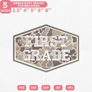 Op de afbeelding: Een borduurontwerp voor machines met de tekst "FIRST GRADE" in het wit, tegen een camouflagepatroon. Het ontwerp staat in een zeshoekige lijst met maten van 6,35 cm tot 20,32 cm.