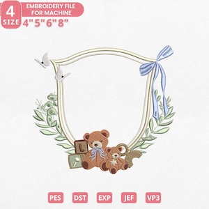 Puede incluir: Un diseño de archivo de bordado con un marco en forma de escudo con osos de peluche, bloques y un lazo azul. El diseño incluye el texto "EMBROIDERY FILE FOR MACHINE" y los tamaños 10.16cm, 12.7cm, 15.24cm y 20.32cm. El diseño está en varios formatos de archivo.