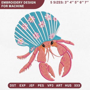 Könnte beinhalten: Ein Stickdesign mit einer Cartoon-Einsiedlerkrebs, der einen blauen Muschelschalenhut mit rosa Blumen trägt. Der Krebs ist in Rosa- und Orangetönen gehalten. Der Text lautet "EMBROIDERY DESIGN FOR MACHINE" und "5 SIZES: 7.6cm 10.2cm 12.7cm 15.2cm 17.8cm".