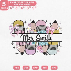 Peut inclure: Un motif de broderie avec des crayons jaunes, roses et bleus, avec des accents noirs et des fleurs blanches. Le motif comprend le texte "Mrs. Smith" et est disponible en 5 tailles : 10 cm, 13 cm, 15 cm, 20 cm et 23 cm.
