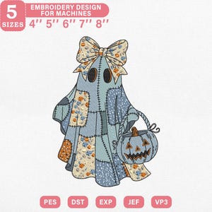 Könnte beinhalten: Ein Stickdesign mit einem Patchwork-Geist, der einen Kürbis-Laterne hält. Der Geist hat eine Schleife und besteht aus blauem und orangefarbenem Stoff. Das Design ist in 5 Größen erhältlich: 10cm, 13cm, 15cm, 18cm und 20cm.