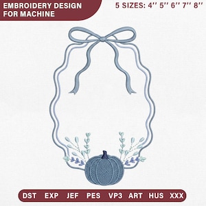 Peut inclure: Un motif de broderie machine avec un cadre ovale festonné bleu clair surmonté d'un nœud. À la base, une citrouille bleue texturée est entourée de brins de feuilles bleu clair. Texte : EMBROIDERY DESIGN FOR MACHINE, 5 SIZES: 4" 5" 6" 7" 8", DST EXP JEF PES VP3 ART HUS XXX.