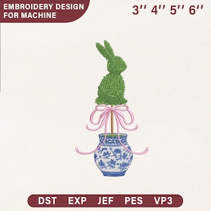 Può includere: Una tazza di ceramica bianca con manico nero e la scritta "But First, Coffee" in grassetto nero. La tazza è posta su uno sfondo sfocato, che suggerisce un'atmosfera accogliente.