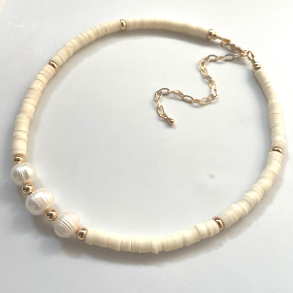 Collier en pâte polymère avec 3 grosses perles de rivière naturelles avec détails plaqués or. Couleurs varièes. Ajustable.