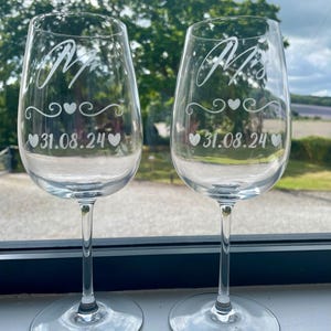 Personalised Mr and Mrs Glasses, Personalised Bride and Groom Glasses, Set of two Wedding Glasses, Wedding Gift
