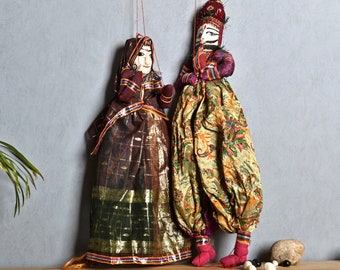 Ensemble de 2 marionnettes indiennes fabriquées à la main en tissu et bois avec embellissements de fils colorés, lot de 2 pièces