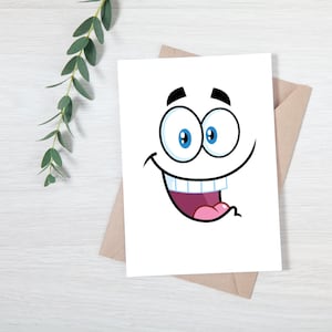 Puede incluir: Una tarjeta blanca con una cara de dibujos animados dibujada en ella. La cara est&aacute; sonriendo con la boca abierta y los dientes visibles. Los ojos est&aacute;n muy abiertos y son azules.