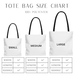 Puede incluir: Una tabla de tallas para bolsas de mano hechas de 100% poliéster. La tabla muestra tres tamaños: pequeño, mediano y grande. Cada tamaño está representado por una bolsa de mano blanca con asas negras. La tabla también incluye las medidas de ancho, largo y asa de cada tamaño en pulgadas.