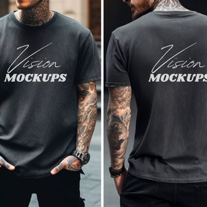 Könnte beinhalten: Zweiteiliges Bild eines dunkelgrauen T-Shirts mit dem Text "Vision MOCKUPS" in weißer Schrift. Das Shirt hat einen Vintage-Look. Vorder- und Rückseite des Shirts werden gezeigt, um das Design und die Passform zu präsentieren.