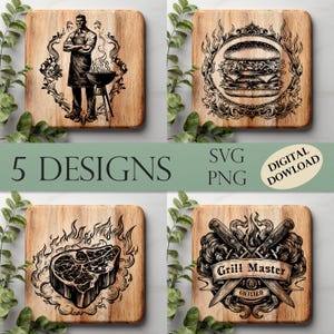 Może przedstawiać: Kolekcja pięciu drewnianych kwadratowych wzorów z czarnymi ilustracjami. Wzory obejmują burgera, stek, skrzyżowane noże, osobę grillującą oraz tekst "Grill Master". Obecny jest również tekst "5 DESIGNS" i "SVG PNG".