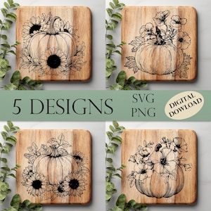 Puede incluir: Cuatro tablas de cortar cuadradas de madera con diseños de calabazas y flores. Cada tabla presenta una ilustración en blanco y negro diferente de una calabaza rodeada de flores. El texto "5 DESIGNS" se muestra en verde, con "SVG" y "PNG" debajo.