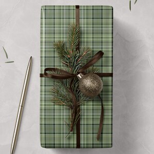 Christmas gift wrap roll featuring green plaid and tartan print for men’s holiday gifts