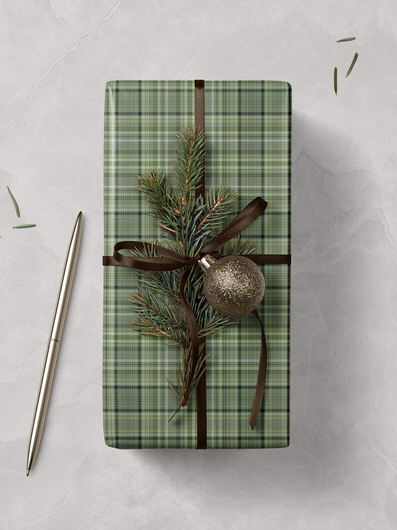 Christmas gift wrap roll featuring green plaid and tartan print for men’s holiday gifts