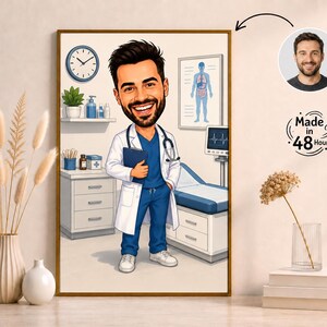 Puede incluir: Un retrato enmarcado estilo caricatura de un médico con bata blanca, uniforme azul y estetoscopio, sosteniendo un portapapeles en un consultorio. La oficina incluye un reloj de pared, un gráfico anatómico y una mesa de exploración médica.