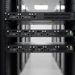 Peut inclure: Un rack de serveur avec plusieurs unités de serveur noires. Chaque unité comporte plusieurs ports et connecteurs. Le rack se trouve dans un centre de données ou une salle de serveurs. L'image est bien éclairée et montre les détails de l'équipement.
