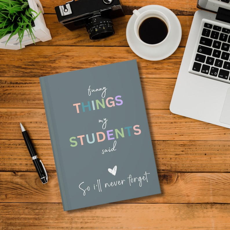 Pode incluir: Um caderno cinza com o texto "Funny Things My Students Said So I'll Never Forget" em escrita branca. As palavras "Things", "My" e "Students" est&atilde;o em letras de bloco coloridas.