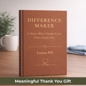 Pode incluir: Um livro castanho com as palavras "DIFFERENCE MAKER" em letras douradas. O texto abaixo diz "A Nurse Who Changes Lives Every Single Day" e "Lauren, RN". Um gráfico de estetoscópio também é visível. A parte inferior do livro diz "Meaningful Thank You Gift".