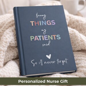 Pode incluir: Um diário azul marinho com o texto "funny THINGS my PATIENTS said So I'll never forget" em várias cores e fontes. Um coração branco também está presente. O diário está sobre uma manta de malha creme.