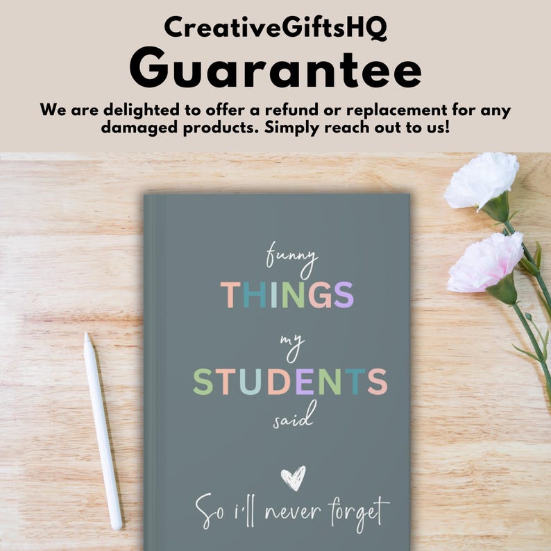 Pode incluir: Um di&aacute;rio cinza com o texto "funny THINGS my STUDENTS said So i'll never forget" em letras coloridas. O di&aacute;rio est&aacute; sobre uma superf&iacute;cie de madeira com flores cor-de-rosa.