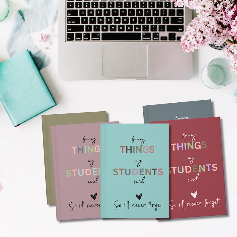 Pode incluir: Quatro cadernos de cores diferentes com o texto "funny things my students said" e um cora&ccedil;&atilde;o com o texto "so i'll never forget" na frente.
