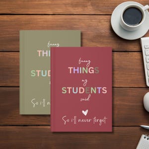 Pode incluir: Dois di&aacute;rios vermelhos e verdes com o texto "Funny things my students said" e "So I'll never forget".