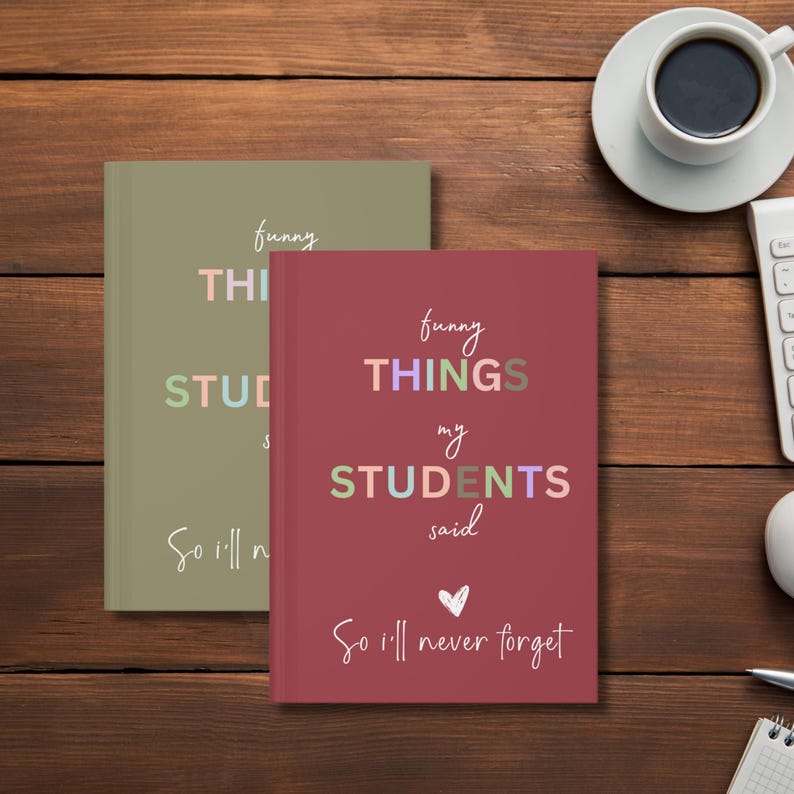 Pode incluir: Dois di&aacute;rios vermelhos e verdes com o texto "Funny things my students said" e "So I'll never forget".