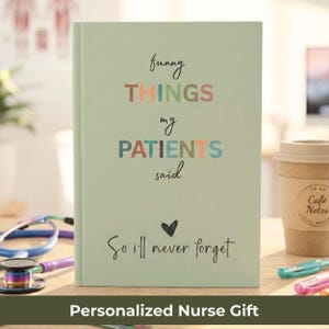 Pode incluir: Um caderno verde claro com o texto "funny THINGS my PATIENTS said. So I'll never forget." Um coração preto está abaixo do texto. As palavras "Personalized Nurse Gift" estão na parte inferior.