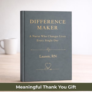 Pode incluir: Um diário azul-escuro com letras douradas que diz "DIFFERENCE MAKER" e "A Nurse Who Changes Lives Every Single Day." Inclui um estetoscópio e o texto "Lauren, RN."