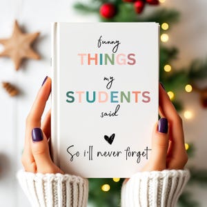 Pode incluir: Um caderno branco com o texto "funny THINGS my STUDENTS said So i'll never forget" em preto e texto colorido. Um cora&ccedil;&atilde;o preto &eacute; desenhado abaixo do texto.