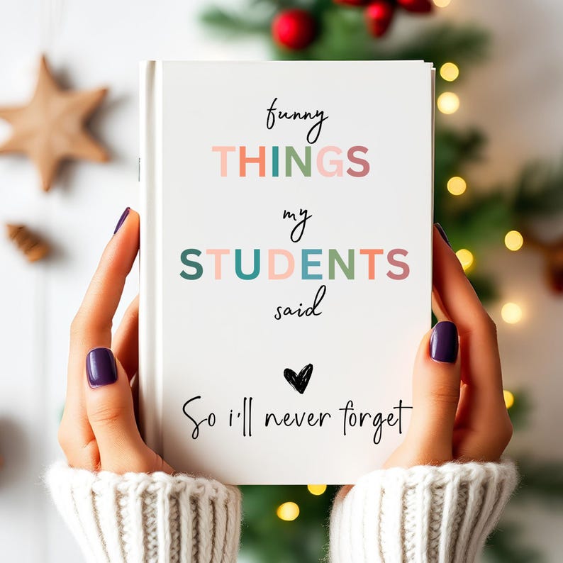 Pode incluir: Um caderno branco com o texto "funny THINGS my STUDENTS said So i'll never forget" em preto e texto colorido. Um cora&ccedil;&atilde;o preto &eacute; desenhado abaixo do texto.