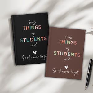 Pode incluir: Dois cadernos preto e marrom com o texto "funny things my students said so i'll never forget" em letras coloridas.