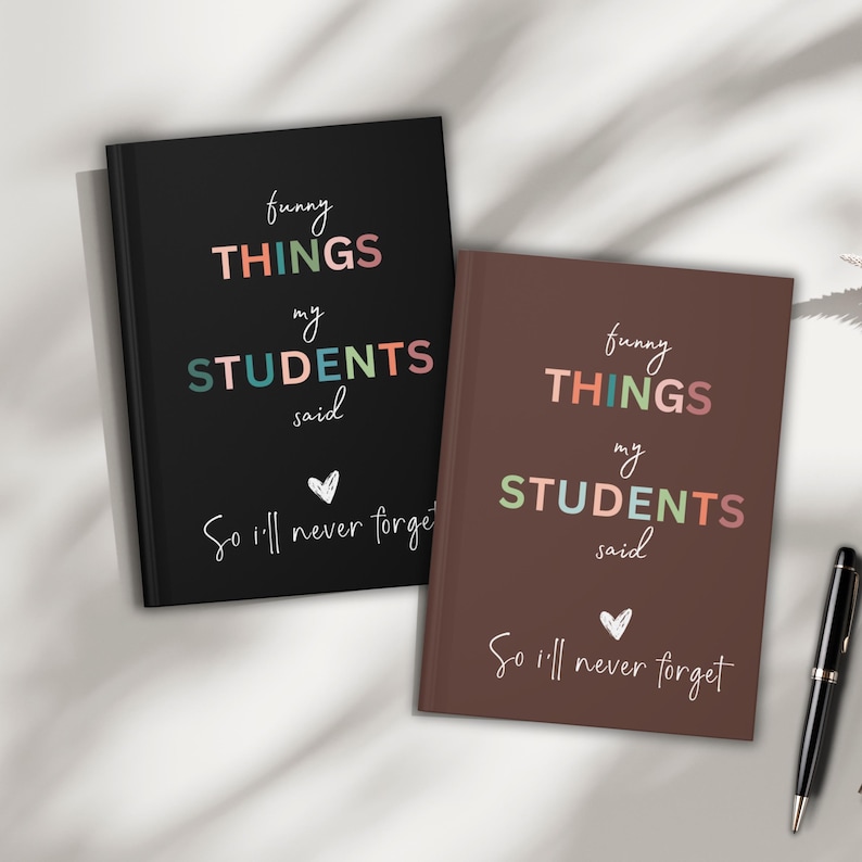 Pode incluir: Dois cadernos preto e marrom com o texto "funny things my students said so i'll never forget" em letras coloridas.